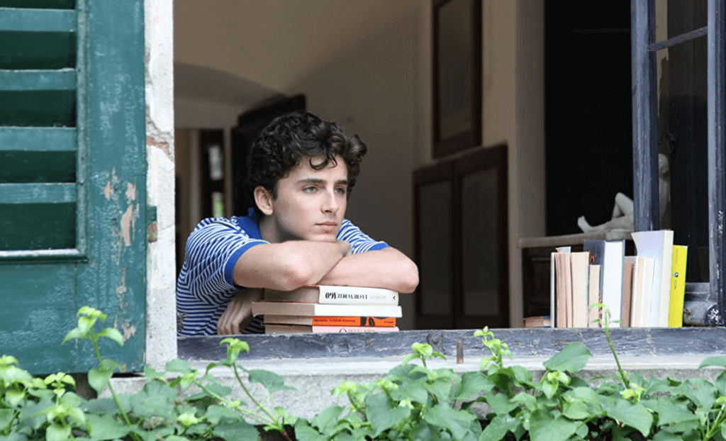 2017年上映的《以你的名字呼喚我》，以17歲青年艾里歐為主角，描述了一段動人的同志愛情。　以你的名字呼喚我／IMDb