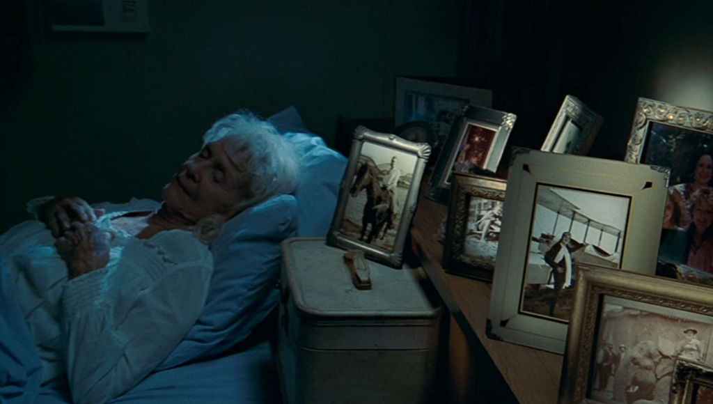 年邁蘿絲床頭上的相片，述說著她後來度過的精采人生。